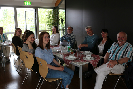 Projekt mit Seniorenresidenz Neuhof - gemeinsames Treffen in der Aula unserer Schule